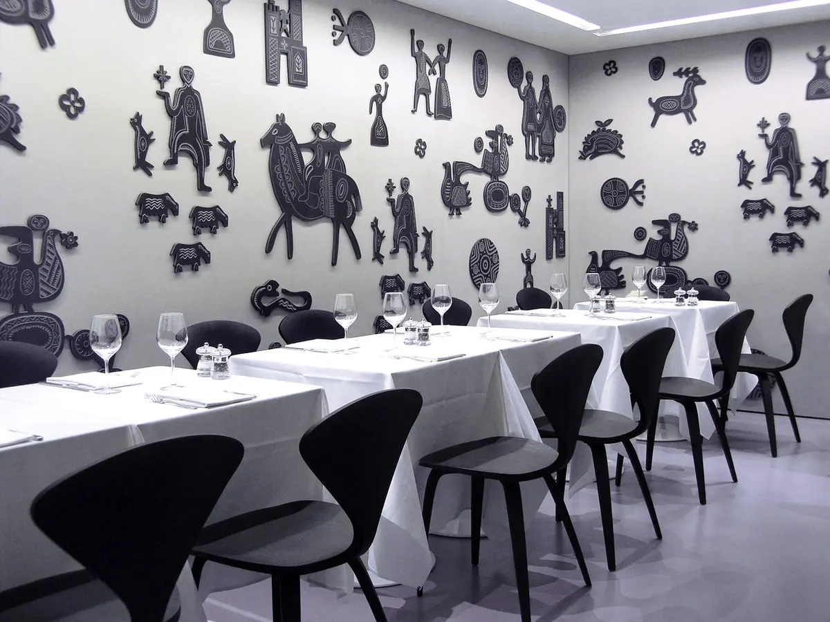 Ambiente interno con arredi e finiture curate